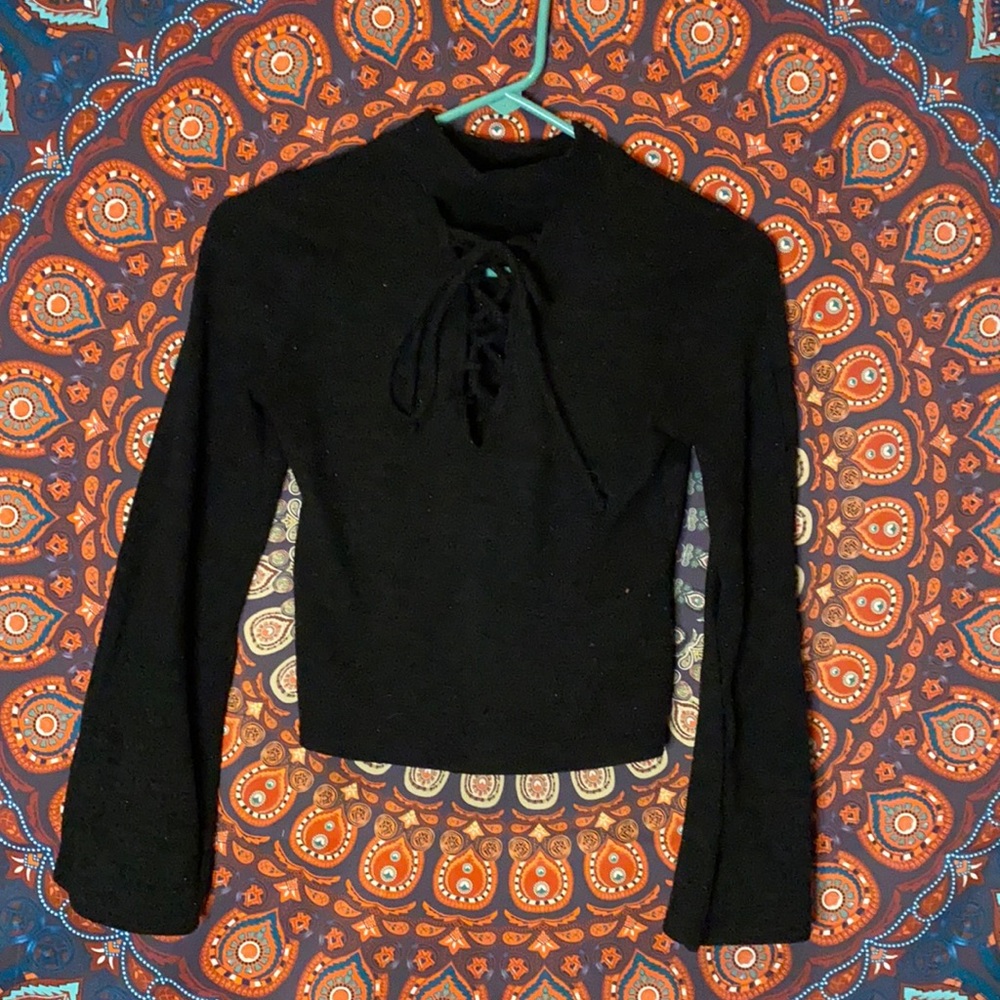 Women’s black long sleeved crop top